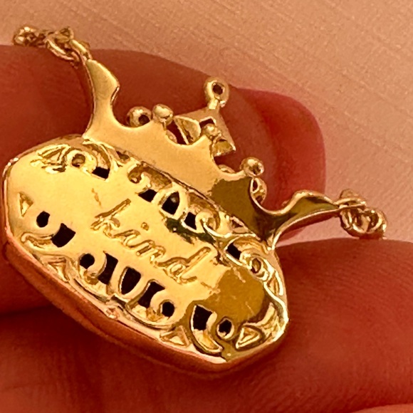 Disney | Kendra Scott Elisa Princess Short Gold Pendant in Mauve Mother-of-Pearl - Picture 4 of 7